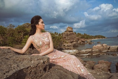 Hoa hậu Nguyễn Thị Huyền khoe nét gợi cảm mê hồn trước biển