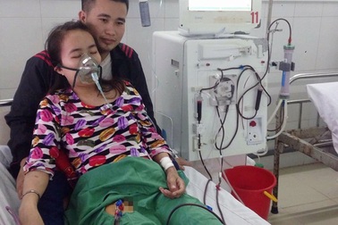 Chàng trai trẻ gồng gánh chăm vợ suy thận, con sinh non 3 lần thay máu