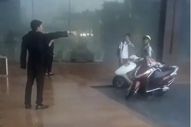 Clip “nhân viên khách sạn đuổi không cho phụ nữ và trẻ em trú mưa lớn” gây phẫn nộ tuần qua