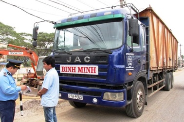 Siết chặt xử lý xe sang tải, dồn tải trước cổng Cảng Quy Nhơn
