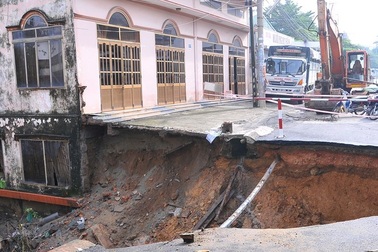 Mưa lớn làm sập cầu dân sinh, giao thông bị chia cắt
