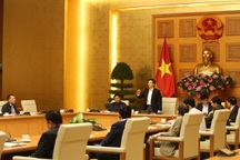 Người Việt cân nhắc kỹ việc về nước do di chuyển đường hàng không khó khăn