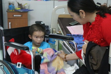 Bạn đọc giúp đỡ bé trai bị cắt bỏ chân hơn 174 triệu đồng