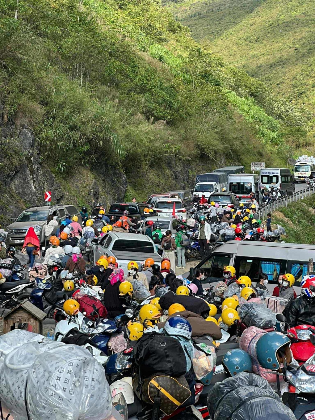 Khách ùn ùn đổ về Hà Giang, biển người tắc cứng trên dốc Thẩm Mã - 1