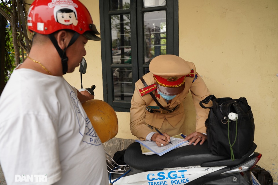 Theo chân CSGT bắt hàng loạt ma men chạy xe gắn máy trên đường phố Hà Nội - 7 Theo chân CSGT bắt hàng loạt ma men chạy xe gắn máy trên đường phố Hà Nội - 7