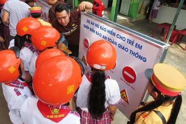 Học sinh học ngoại khóa về an toàn giao thông