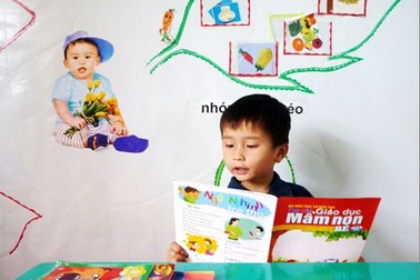 Hai tuổi đã đọc thạo sách, báo