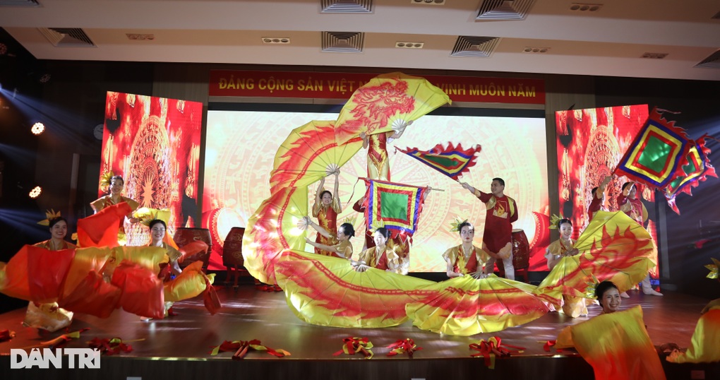 Những chiến sĩ áo trắng Viện Lão khoa Trung ương tỏa sáng trên sân khấu - 1 Những chiến sĩ áo trắng Viện Lão khoa Trung ương tỏa sáng trên sân khấu - 1
