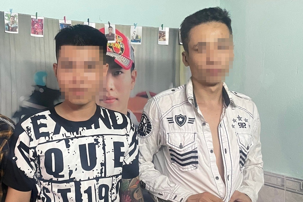 Nhận 700.000 đồng, hai thanh niên vẽ quảng cáo cá độ lên ghế đá - 2 Nhận 700.000 đồng, hai thanh niên vẽ quảng cáo cá độ lên ghế đá - 2