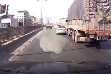 Ô tô con bất ngờ chuyển làn, tạt đầu xe tải chở nặng hết sức nguy hiểm