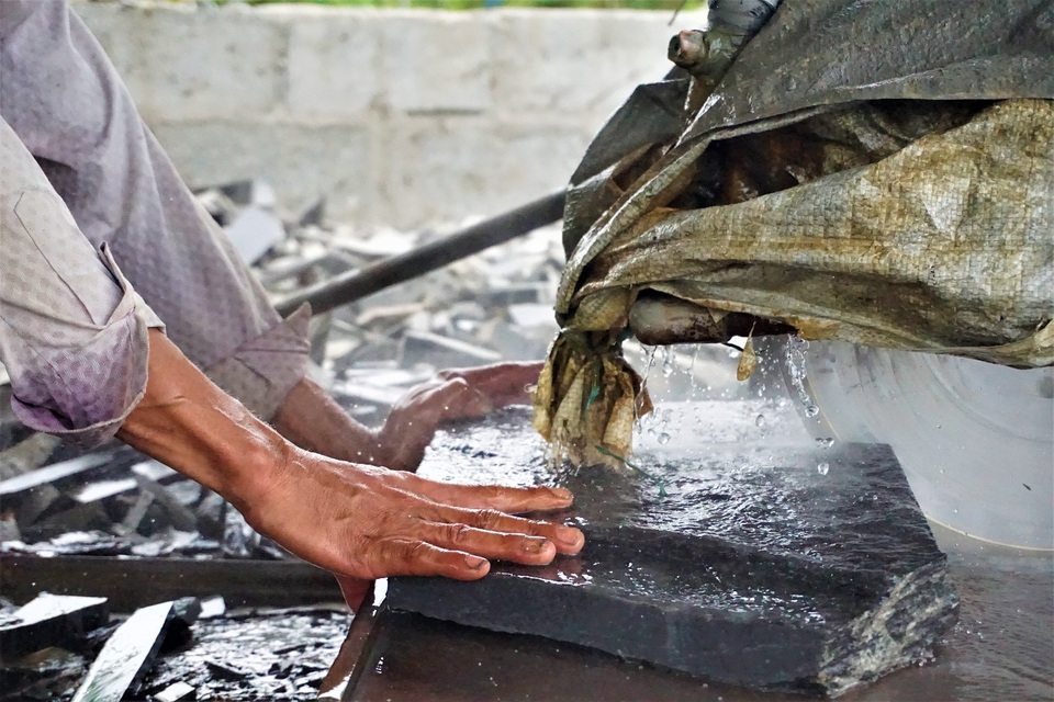 Nhọc nhằn nghề chẻ đá đổi cơm ở Đà Nẵng - 4 Nhọc nhằn nghề chẻ đá đổi cơm ở Đà Nẵng - 4