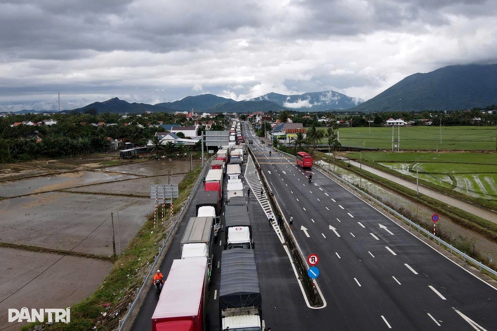 Giải tỏa 30km đường ùn tắc trên quốc lộ 1 - 1