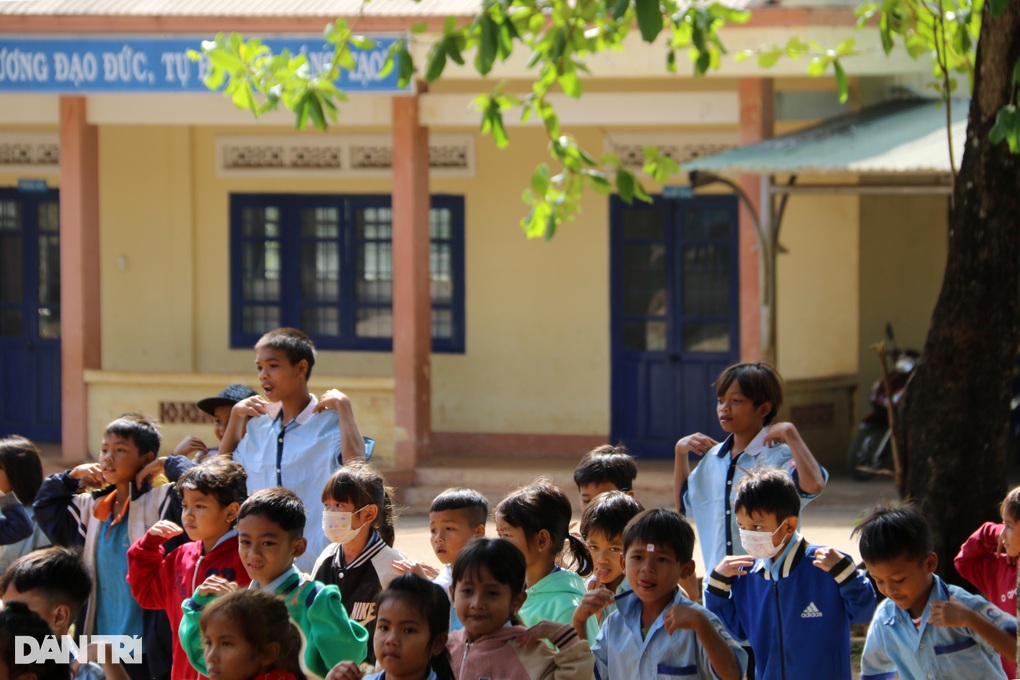 Bữa cơm cà pháo, cá khô nghẹn đắng của 2 anh em mồ côi - 1 Bữa cơm cà pháo, cá khô nghẹn đắng của 2 anh em mồ côi - 1