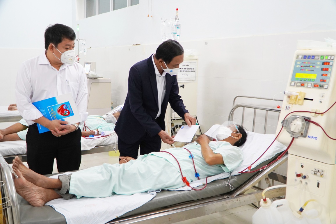 Tặng quà Tết, thẻ bảo hiểm y tế tới bệnh nhân có hoàn cảnh khó khăn - 1 Tặng quà Tết, thẻ bảo hiểm y tế tới bệnh nhân có hoàn cảnh khó khăn - 1