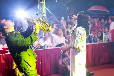 Thanh Lam, Ngọc Anh “đội mưa” hát khai trương phố đi bộ Trịnh Công Sơn