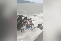 Giải cứu du khách TPHCM bị sóng cuốn tại biển Cửa Lò