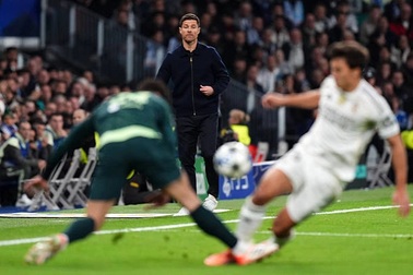 HLV Alonso điềm tĩnh trước áp lực, Pep Guardiola khen ngợi học trò