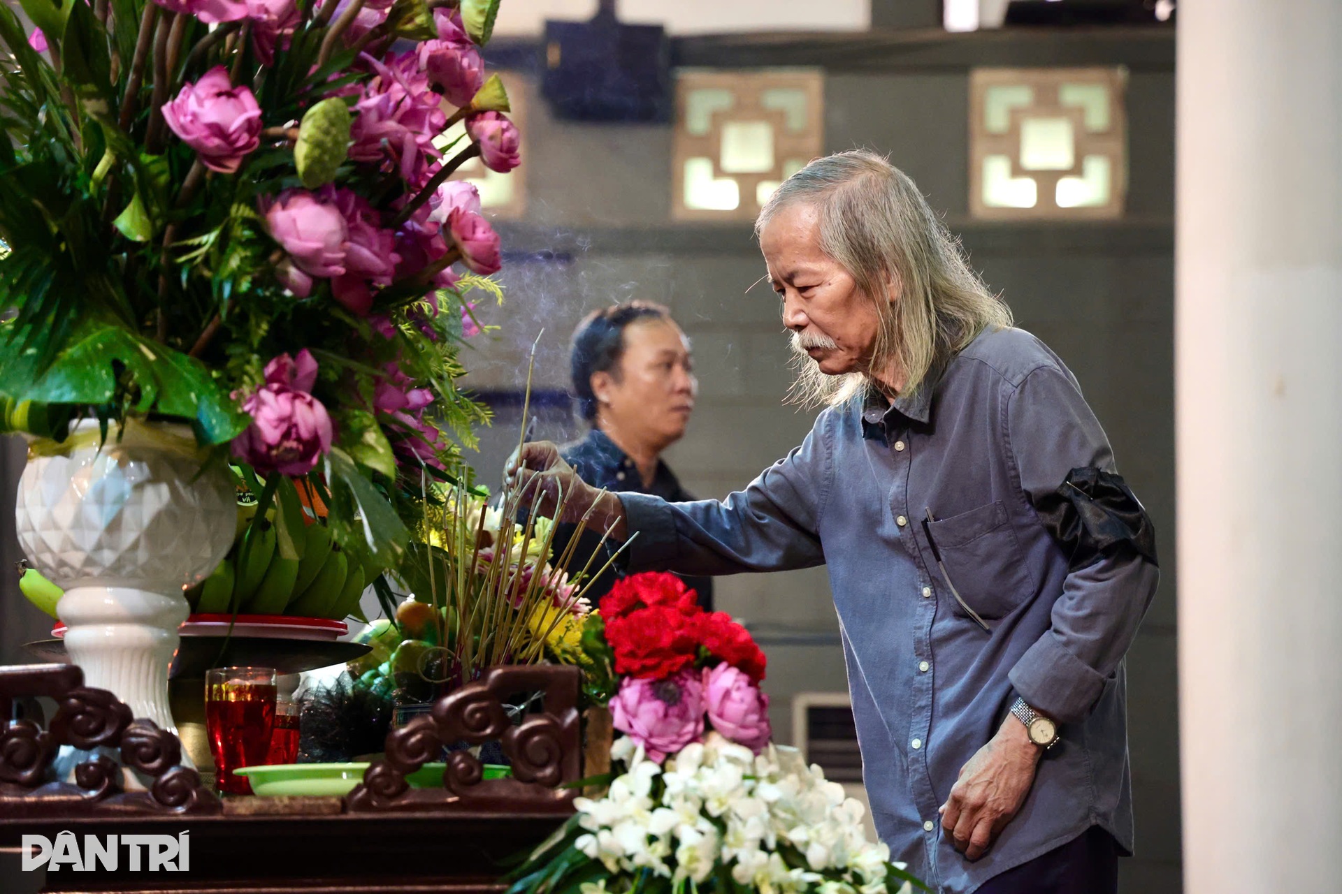 Gia đình, đông đảo nghệ sĩ tiễn đưa họa sĩ Lê Thiết Cương - 4 Gia đình, đông đảo nghệ sĩ tiễn đưa họa sĩ Lê Thiết Cương - 4