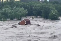 Thành phố có lượng mưa rút xuống một ngày bằng cả năm, nhà cửa bị cuốn trôi