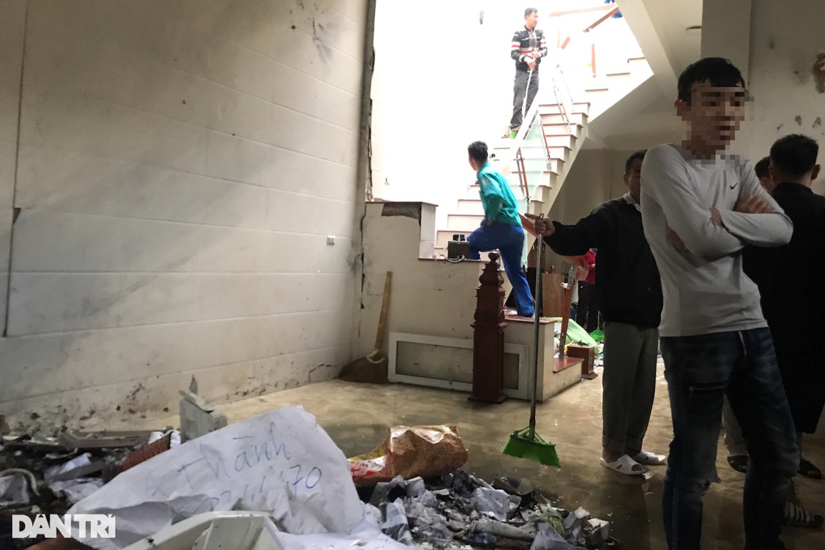 Sau tiếng nổ như bom, một người nhập viện, ngôi nhà 2 tầng vỡ toác - 1 Sau tiếng nổ như bom, một người nhập viện, ngôi nhà 2 tầng vỡ toác - 1