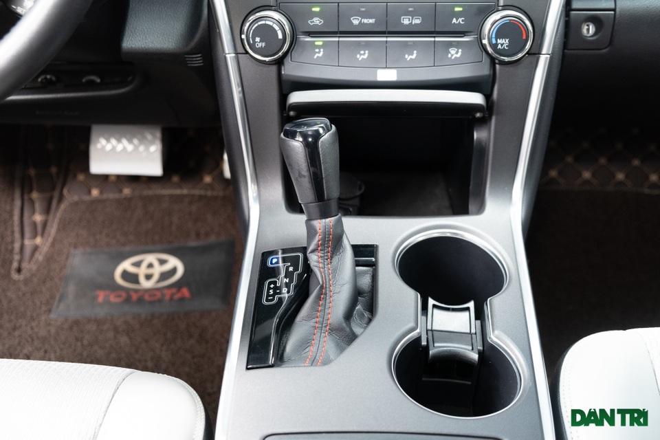Toyota Camry nhập Mỹ 5 năm tuổi vẫn có giá ngang Camry 2.5Q đập hộp - 6 Toyota Camry nhập Mỹ 5 năm tuổi vẫn có giá ngang Camry 2.5Q đập hộp - 6