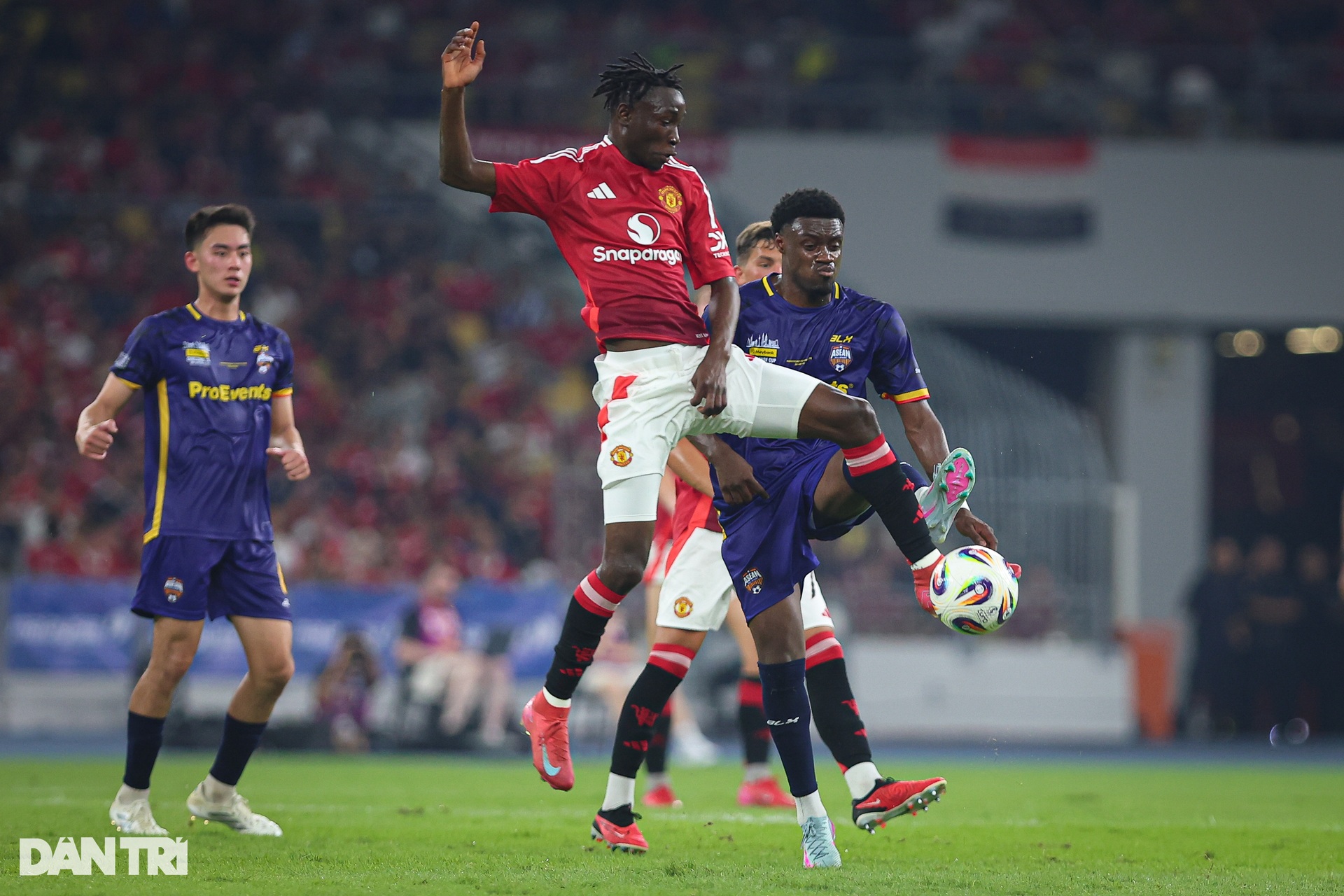 Màn trình diễn đáng nhớ của các tuyển thủ Việt Nam trước Man Utd - 7 Màn trình diễn đáng nhớ của các tuyển thủ Việt Nam trước Man Utd - 7