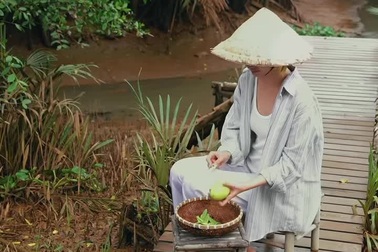 Video nấu ăn của Hồ Quang Hiếu và vợ kém 17 tuổi gây chú ý