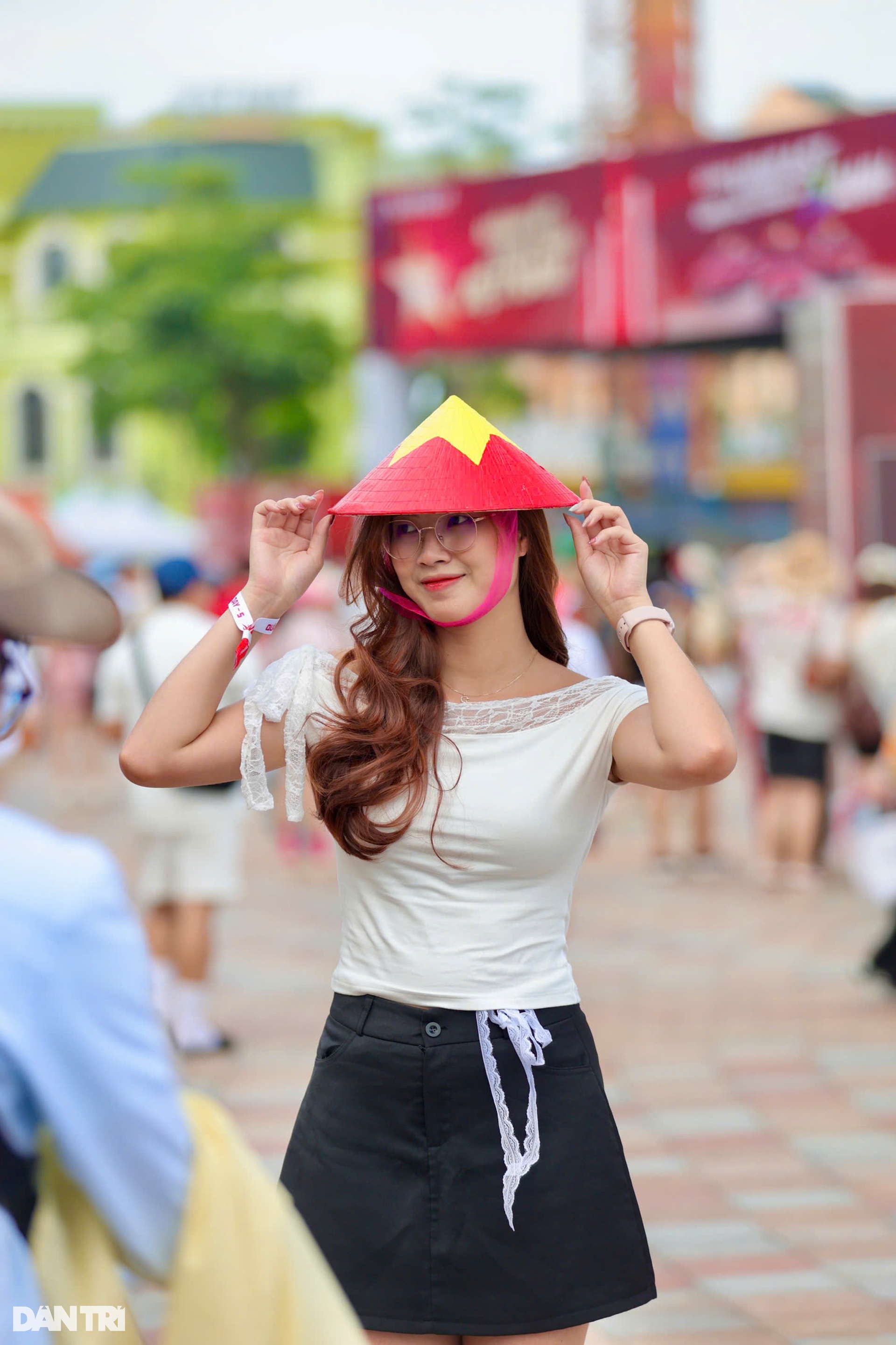 Người hâm mộ Anh tài diện mốt độc lạ giữa nắng nóng 40 độ C - 8