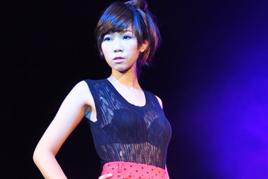 Nữ sinh Ngoại thương sải bước chuyên nghiệp trên sàn catwalk