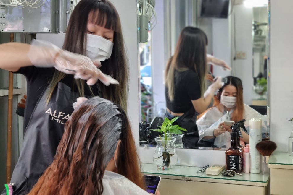 Người dân Đà Nẵng phấn khởi đi cắt tóc sau 2 tháng giãn cách xã hội - 3 Người dân Đà Nẵng phấn khởi đi cắt tóc sau 2 tháng giãn cách xã hội - 3