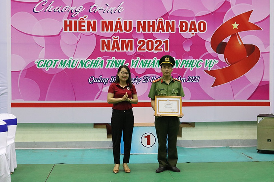 Hơn 300 cán bộ, chiến sỹ công an tham gia hiến máu cứu người - 2 Hơn 300 cán bộ, chiến sỹ công an tham gia hiến máu cứu người - 2