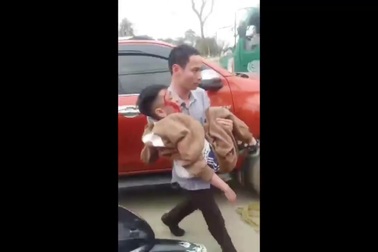 Thót tim cảnh giải cứu bé trai mắc kẹt dưới gầm xe bán tải