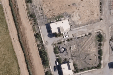 Xe đánh bom liều chết của IS điên cuồng lao vào trại lính ở Syria