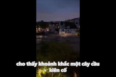 Khoảnh khắc cây cầu kiên cố bị nước lũ cuốn trôi tại Tây Ban Nha