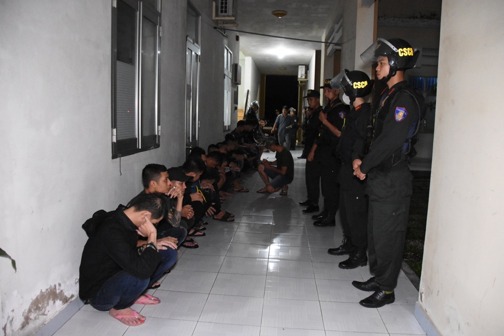 Bắt băng giang hồ trên cầu Rạch Miễu: 16 đối tượng dương tính ma túy - 2 Bắt băng giang hồ trên cầu Rạch Miễu: 16 đối tượng dương tính ma túy - 2