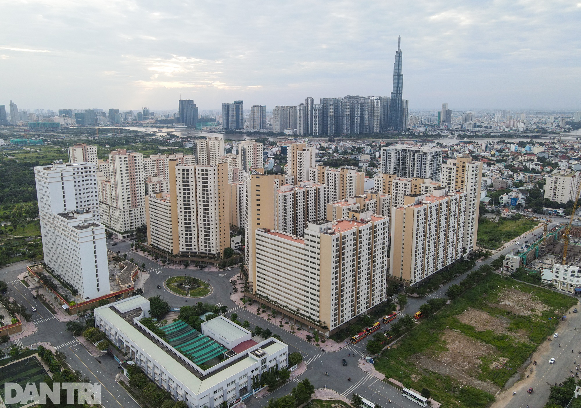 Thủ tướng Phạm Minh Chính thị sát bệnh viện dã chiến 16.000 giường ở TPHCM - 12 Thủ tướng Phạm Minh Chính thị sát bệnh viện dã chiến 16.000 giường ở TPHCM - 12