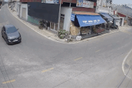 Tình huống xe máy lao vào gầm ô tô đang ôm cua cực nguy hiểm