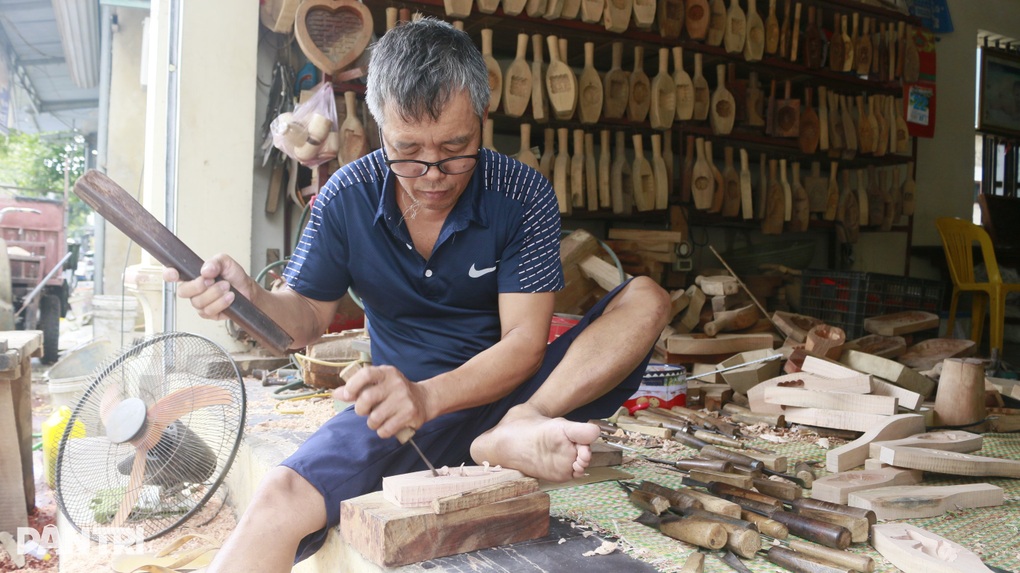 Nghệ nhân làm khuôn bánh trung thu rộng 2m vào mùa kiếm trăm triệu đồng - 1 Nghệ nhân làm khuôn bánh trung thu rộng 2m vào mùa kiếm trăm triệu đồng - 1