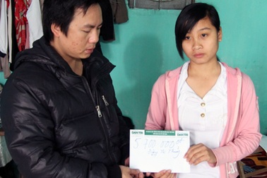 Em Đặng Thị Thủy tiếp tục nhận quà bạn đọc 