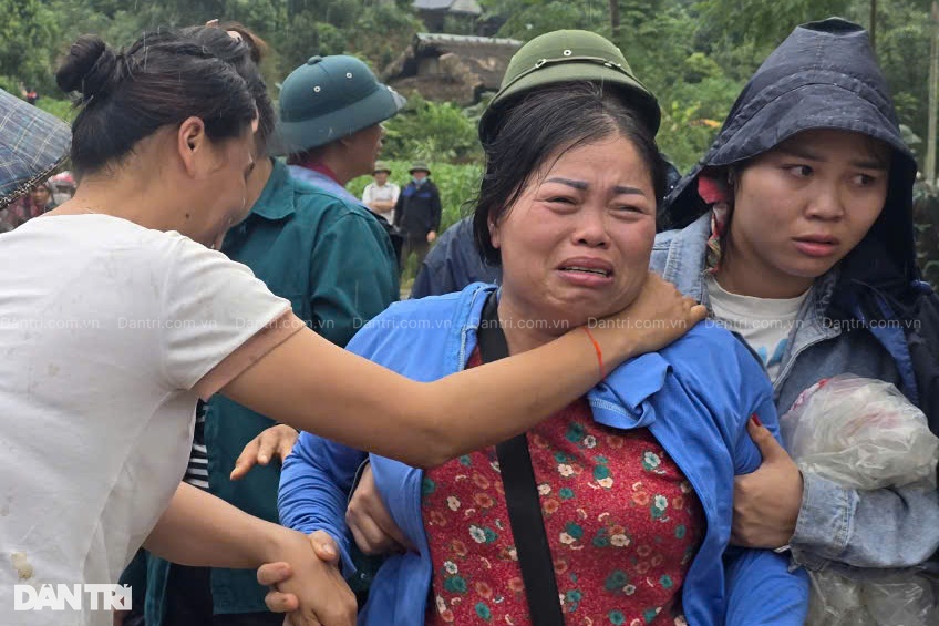 Lào Cai: Hiện trường tan hoang ở nơi trận lũ quét vùi lấp cả một thôn bản - 11 Lào Cai: Hiện trường tan hoang ở nơi trận lũ quét vùi lấp cả một thôn bản - 11