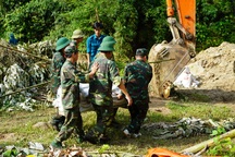 Đào đất làm nhà phát hiện bom "khủng" sót lại thời chiến tranh