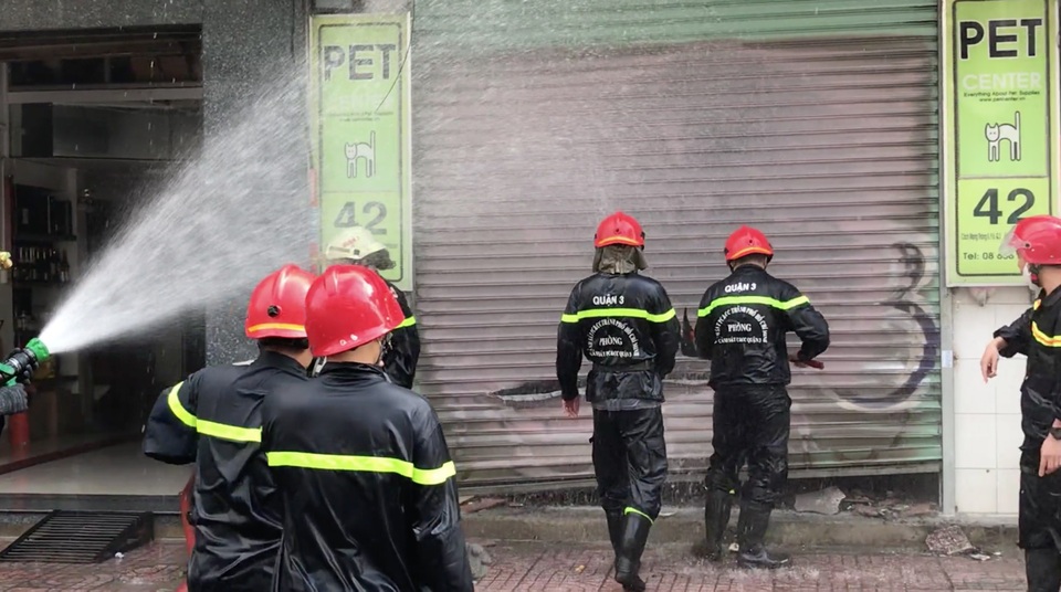 Cháy lớn cửa hàng thức ăn thú cưng ở Sài Gòn - 2 Cháy lớn cửa hàng thức ăn thú cưng ở Sài Gòn - 2