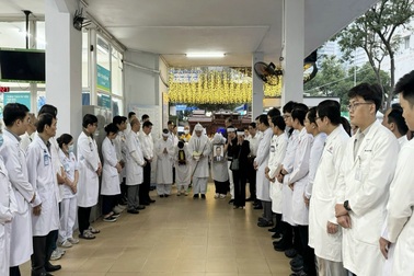 Hàng dài y bác sĩ ở TPHCM tiễn đưa vị Phó giáo sư đáng kính ngày cận Tết