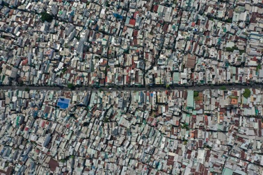 Khung cảnh ngột ngạt, chật chội ở quận nhỏ nhất TPHCM