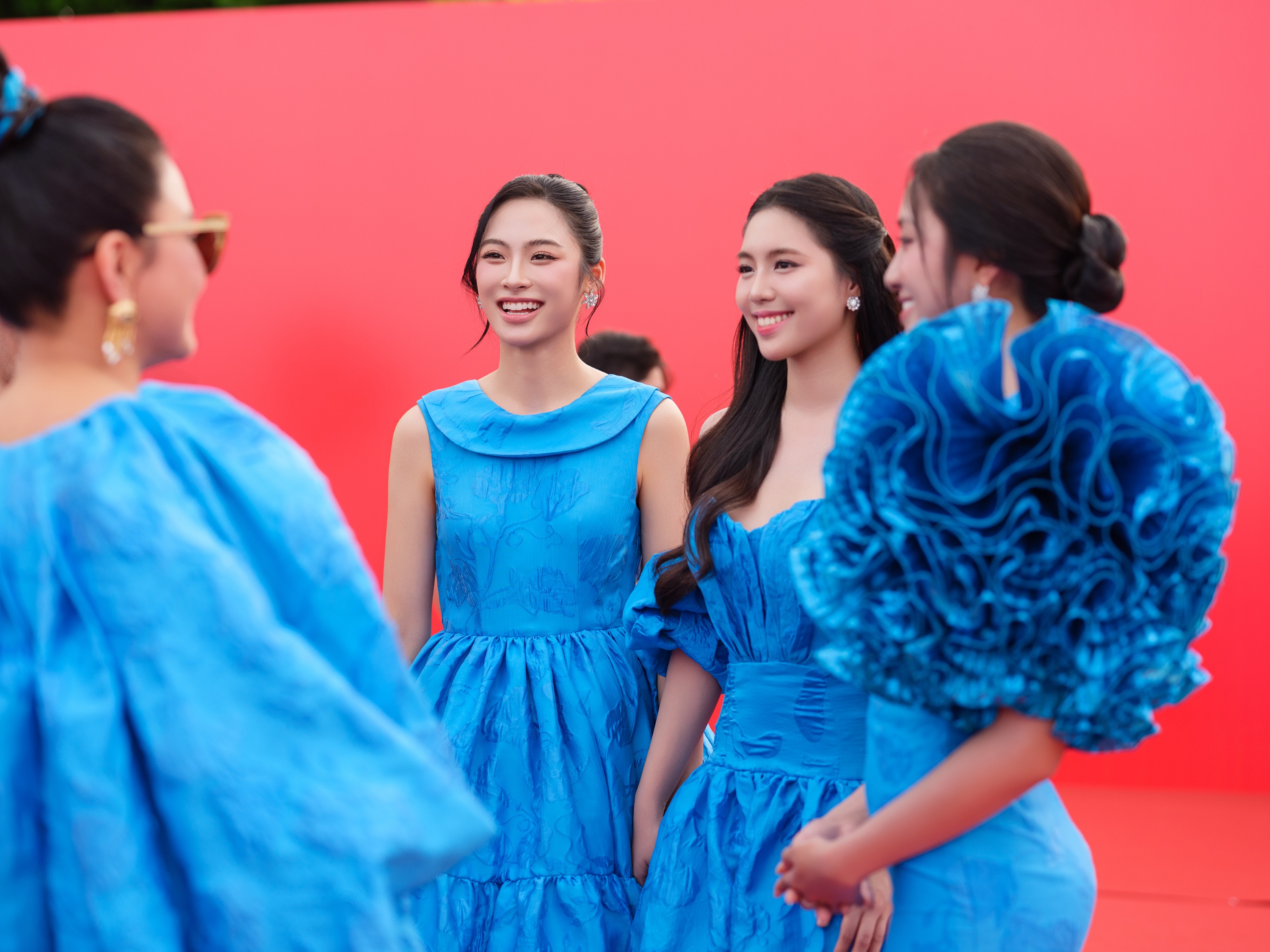 Thanh Lam và chồng bác sĩ sánh đôi dự show thời trang bên bờ sông Hàn - 13 Thanh Lam và chồng bác sĩ sánh đôi dự show thời trang bên bờ sông Hàn - 13