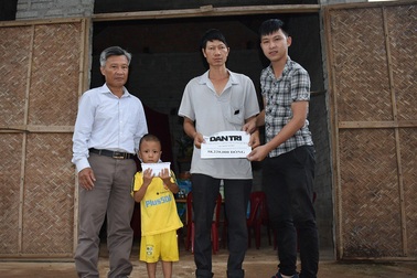 Quảng Bình: Hơn 58 triệu đồng đến với cậu bé mồ côi mẹ và người cha lúc tỉnh lúc mê