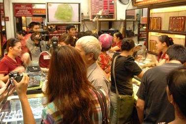 Tránh "mắc bẫy" giới đầu cơ vàng