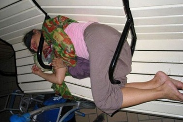 Bật cười với đủ tư thế ngủ hài hước của du khách