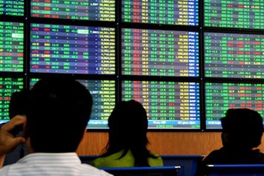 Dòng tiền trở lại, VN-Index bất ngờ tăng gần 5 điểm