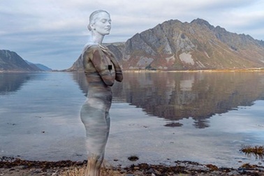 “Sởn gai ốc” trước những tác phẩm “body-painting” vẽ trong cái lạnh 0 độ